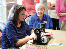 Helen Robinson from Sew Kind of Wonderful demonstrates curved piecing for Agave member Sue Jordan.